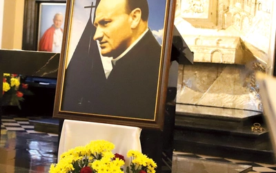 Portret ks. Józefa Kurzei w kaplicy Pałacu Arcybiskupów Krakowskich, gdzie odbyło się zakończenie diecezjalnego etapu procesu beatyfikacyjnego sługi Bożego.