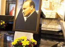 Portret ks. Józefa Kurzei w kaplicy Pałacu Arcybiskupów Krakowskich, gdzie odbyło się zakończenie diecezjalnego etapu procesu beatyfikacyjnego sługi Bożego.