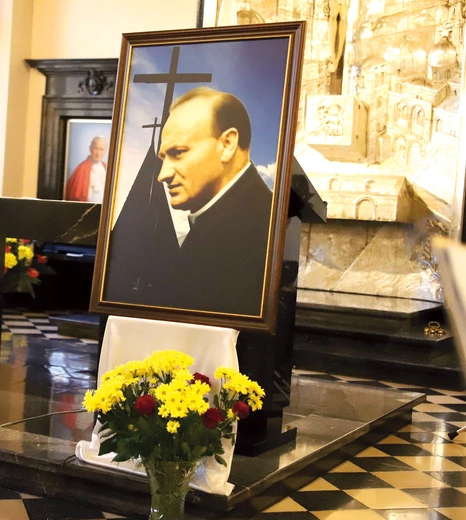 Portret ks. Józefa Kurzei w kaplicy Pałacu Arcybiskupów Krakowskich, gdzie odbyło się zakończenie diecezjalnego etapu procesu beatyfikacyjnego sługi Bożego.