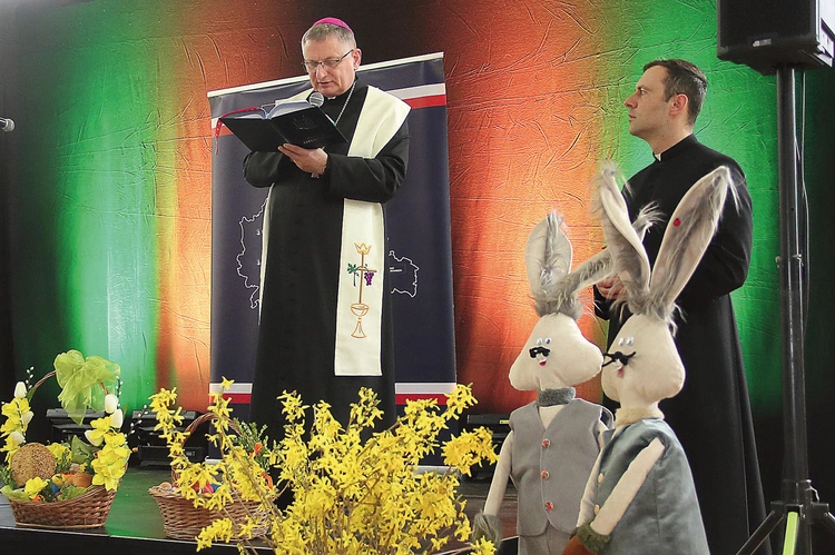 Bp Krzysztof Zadarko pobłogosławił świąteczne dania.