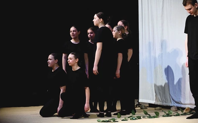 Grupa teatralna z Grabina wystawiła inscenizację pt. „Rozważania”.
