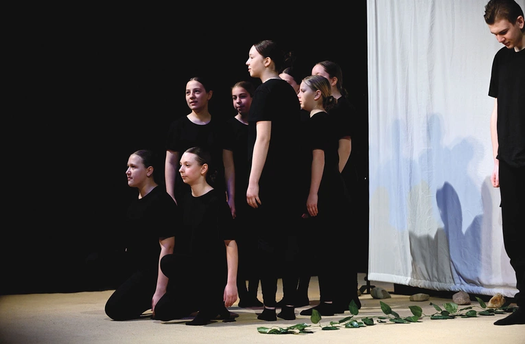 Grupa teatralna z Grabina wystawiła inscenizację pt. „Rozważania”.