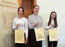 W ogólnopolskim finale konkursu diecezję opolską będą reprezentowały (od lewej): Urszula Ramolla, Simone Mikulla  i Patrycja Kunert. 