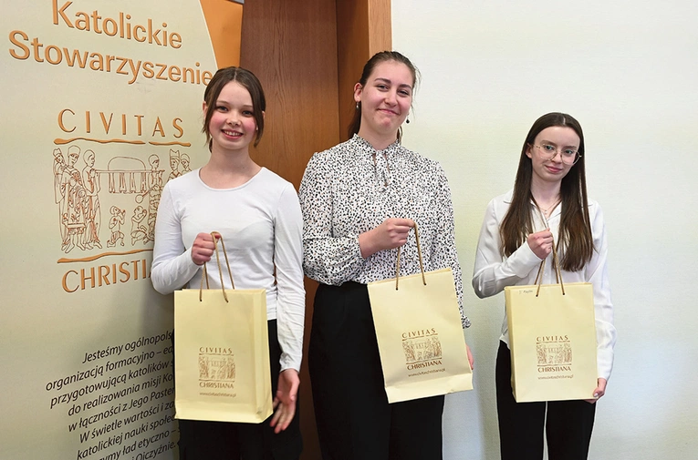 W ogólnopolskim finale konkursu diecezję opolską będą reprezentowały (od lewej): Urszula Ramolla, Simone Mikulla  i Patrycja Kunert. 