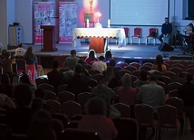 Członkowie RCS-u cenią nocną adorację Najświętszego Sakramentu.