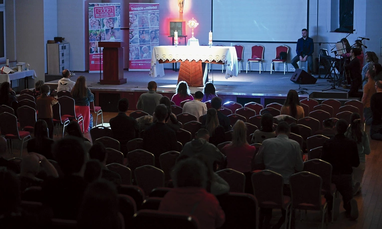 Członkowie RCS-u cenią nocną adorację Najświętszego Sakramentu.