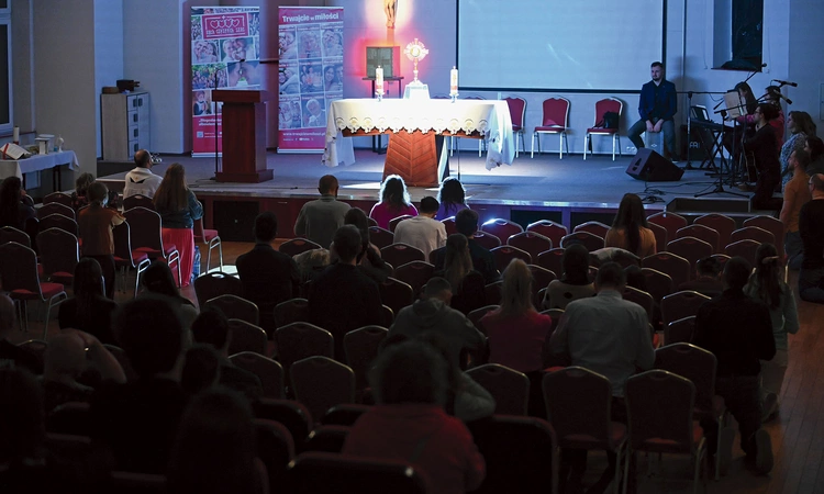 Członkowie RCS-u cenią nocną adorację Najświętszego Sakramentu.