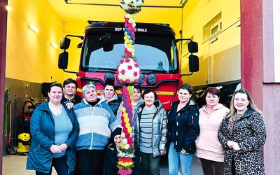  Panie z zaangażowa- niem i sercem tworzą palmy, pielęgnując dawny zwyczaj.