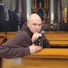 Zakonnik stworzył zestaw 12 zdjęć opatrzonych cytatami z Biblii, tekstami św. Franciszka oraz wypowiedziami uczestników tamtych wydarzeń. 