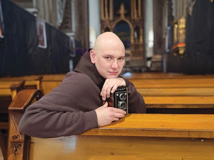 Zakonnik stworzył zestaw 12 zdjęć opatrzonych cytatami z Biblii, tekstami św. Franciszka oraz wypowiedziami uczestników tamtych wydarzeń. 