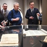  Ekspozycję otwiera duża okrągła gablota z Biblią Brzeską, rękopisem Koranu z XVIII w. i zwojem Tory