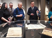  Ekspozycję otwiera duża okrągła gablota z Biblią Brzeską, rękopisem Koranu z XVIII w. i zwojem Tory