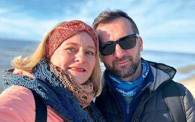  Maż oddał jej nerkę, ale nie byłoby tego, gdyby wcześniej nie oddali sobie nawzajem serca, na dobre i na złe. Małżonkowie mają trójkę dorosłych dzieci. Kasia uczy muzyki, plastyki i religii, a Paweł wychowania fizycznego i szachów. Należą do Ruchu Spotkań Małżeńskich.