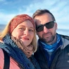  Maż oddał jej nerkę, ale nie byłoby tego, gdyby wcześniej nie oddali sobie nawzajem serca, na dobre i na złe. Małżonkowie mają trójkę dorosłych dzieci. Kasia uczy muzyki, plastyki i religii, a Paweł wychowania fizycznego i szachów. Należą do Ruchu Spotkań Małżeńskich.