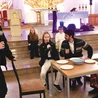  Przygotowania do spektaklu trwały sześć tygodni. Najpierw nauka tekstu i poruszania się, a potem zapoznanie się z muzyką, rekwizytami i praca z mikrofonem. – Poczucie, że ktoś obok ma taki sam cel i podobne wartości, jest cudowne – podkreślają aktorzy.