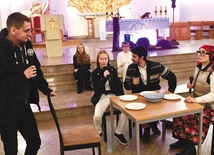  Przygotowania do spektaklu trwały sześć tygodni. Najpierw nauka tekstu i poruszania się, a potem zapoznanie się z muzyką, rekwizytami i praca z mikrofonem. – Poczucie, że ktoś obok ma taki sam cel i podobne wartości, jest cudowne – podkreślają aktorzy.