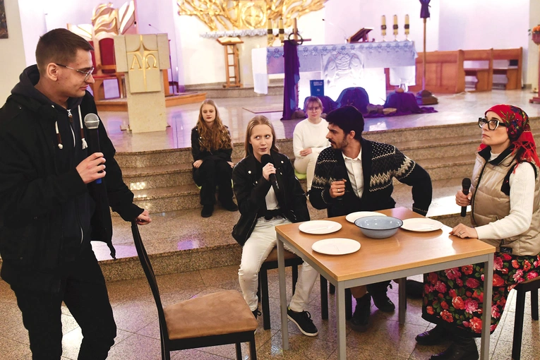  Przygotowania do spektaklu trwały sześć tygodni. Najpierw nauka tekstu i poruszania się, a potem zapoznanie się z muzyką, rekwizytami i praca z mikrofonem. – Poczucie, że ktoś obok ma taki sam cel i podobne wartości, jest cudowne – podkreślają aktorzy.