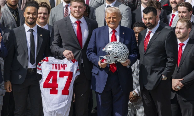 Prawie połowa Amerykanów wyraża poparcie dla Trumpa