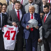 Prawie połowa Amerykanów wyraża poparcie dla Trumpa