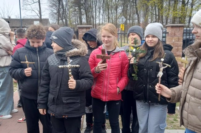 Uczniowie uczestniczyli w Drodze Krzyżowej.