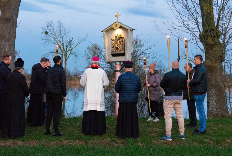 Droga Krzyżowa w Jeziornej Osadzie