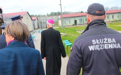 Zaręba. Wizyta biskupa u osadzonych