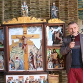 Jacek Pożyczka ze swoim dziełem.