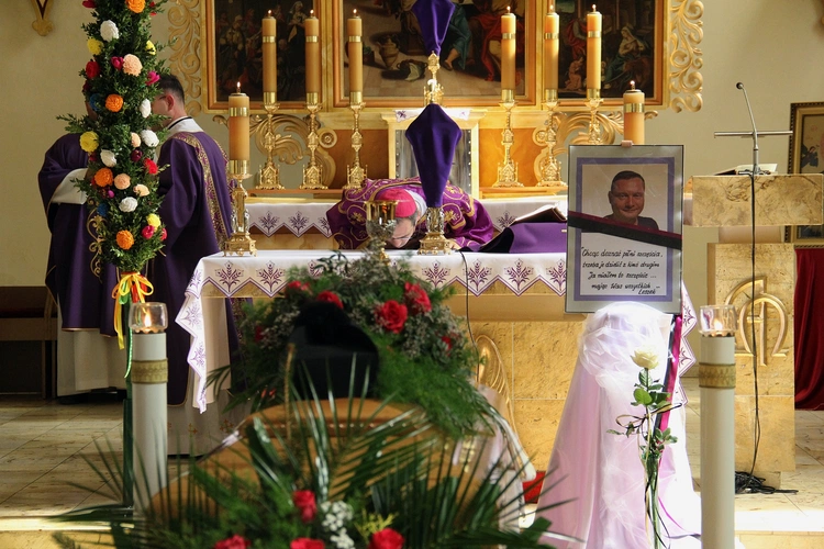 Uroczystości pogrzebowe ks. Leszka Bajorskiego z Wierzbic