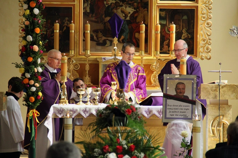 Uroczystości pogrzebowe ks. Leszka Bajorskiego z Wierzbic