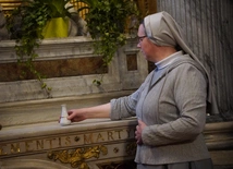 Godzina z Jezusem w Wielką Środę. Wonny olejek i sypiące się srebrniki