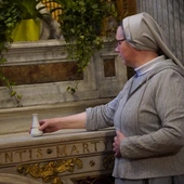 Godzina z Jezusem w Wielką Środę. Wonny olejek i sypiące się srebrniki