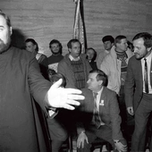 Ks. Jancarz w Mistrzejowicach; za nim widoczny Lech Wałęsa. 