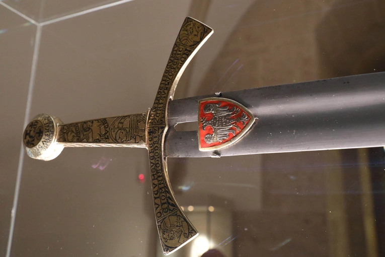 Historia na ostrzu miecza. Szczerbiec – symbol królewskiej przeszłości