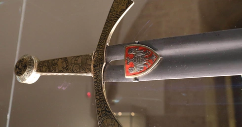 Historia na ostrzu miecza. Szczerbiec – symbol królewskiej przeszłości