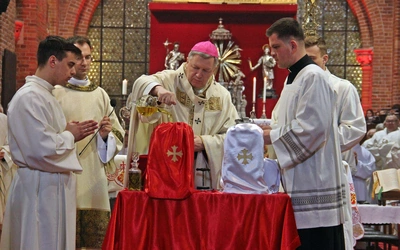 Abp Kupny w Wielki Czwartek do kapłanów: Drodzy bracia, bądźmy miłosierni bardziej dla ludzi niż dla siebie!