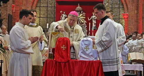 Abp Kupny w Wielki Czwartek do kapłanów: Drodzy bracia, bądźmy miłosierni bardziej dla ludzi niż dla siebie!