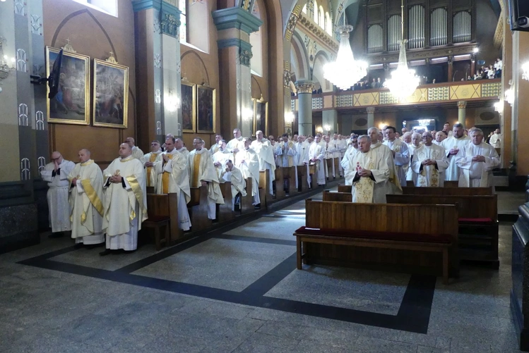 Kapłani z całej diecezji celebrowali Mszę św. Krzyżma w katedrze św. Mikołaja w Bielsku-Białej.