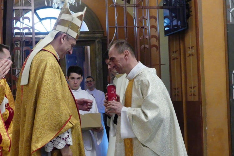 Księża jubilaci odebrali listy gratulacyjne z rąk bp. Romana Pindla. Na zdjęciu - ks. Zbigniew Zachorek, proboszcz w Goleszowie.