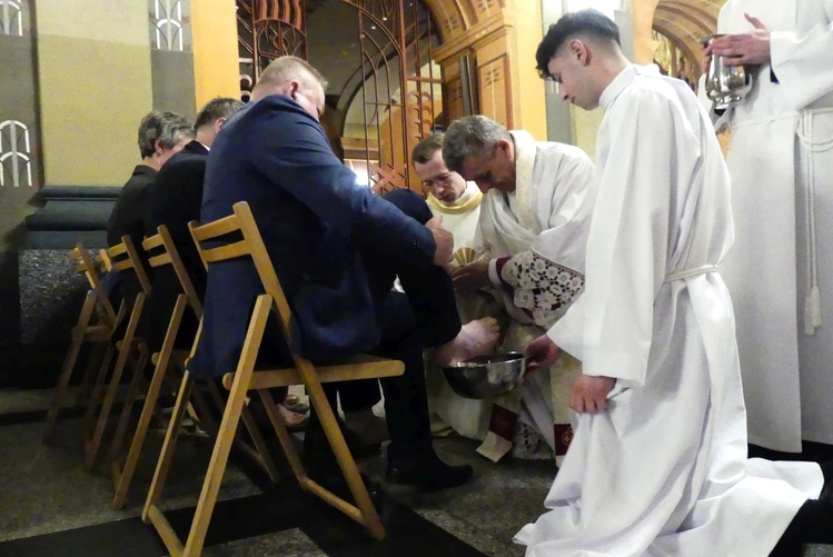 Bp Roman Pindel obmył nogi dwunastu mężczyznom, członkom Drogi Neokatechumenalnej.