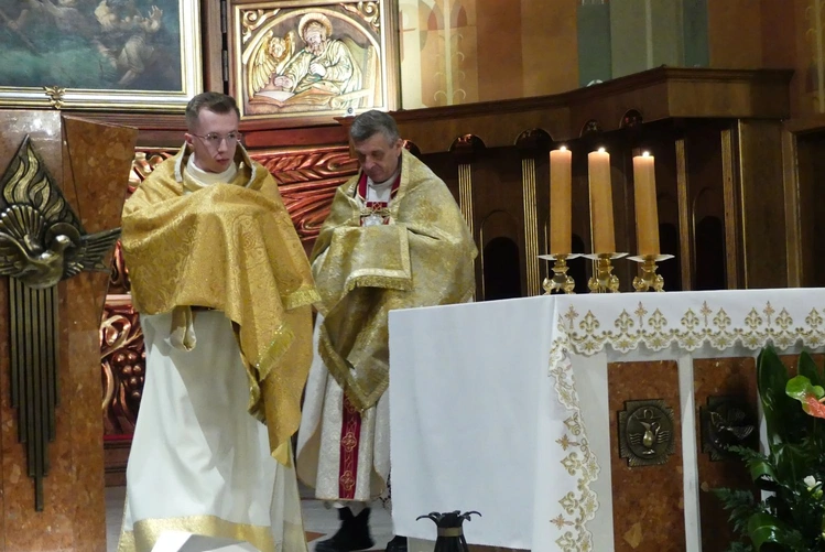 Na zakończenie liturgii Najświętszy Sakrament został przeniesiony do tzw. ciemnicy.