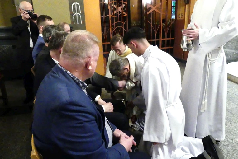 Podczas liturgii bp Roman Pindel obmył nogi dwunastu mężczyznom, członkom Drogi Neokatechumenalnej.