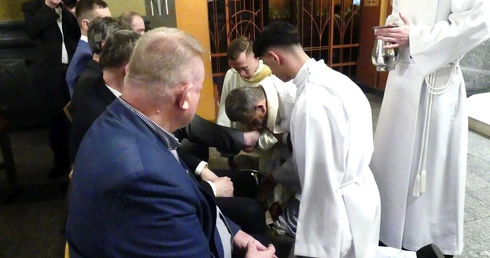 Podczas liturgii bp Roman Pindel obmył nogi dwunastu mężczyznom, członkom Drogi Neokatechumenalnej.