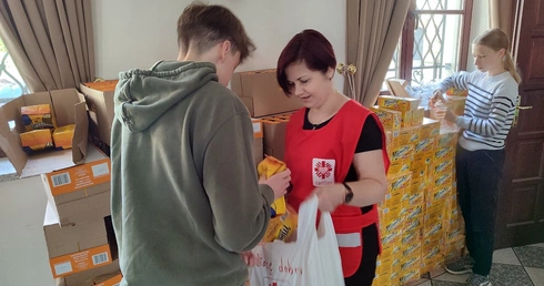 500 paczek dla ubogich gotowych!