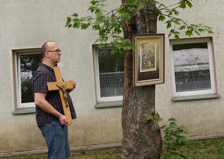 Droga Krzyżowa w schronisku dla bezdomnych mężczyzn