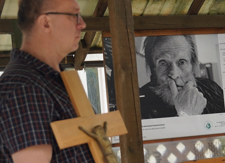 Droga Krzyżowa w schronisku dla bezdomnych mężczyzn