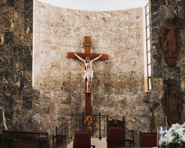 To Krzyż nawraca Francuzów. Piszą o tym do biskupów, prosząc o chrzest