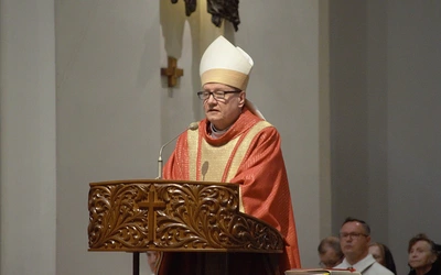 Wielki Piątek: homilia bp. Adama Wodarczyka