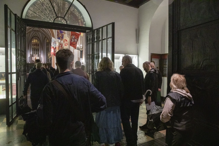 Adoracja krzyża Baryczków w archikatedrze warszawskiej