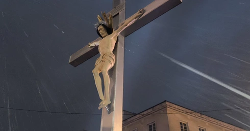 Adoracja krzyża Baryczków w archikatedrze warszawskiej