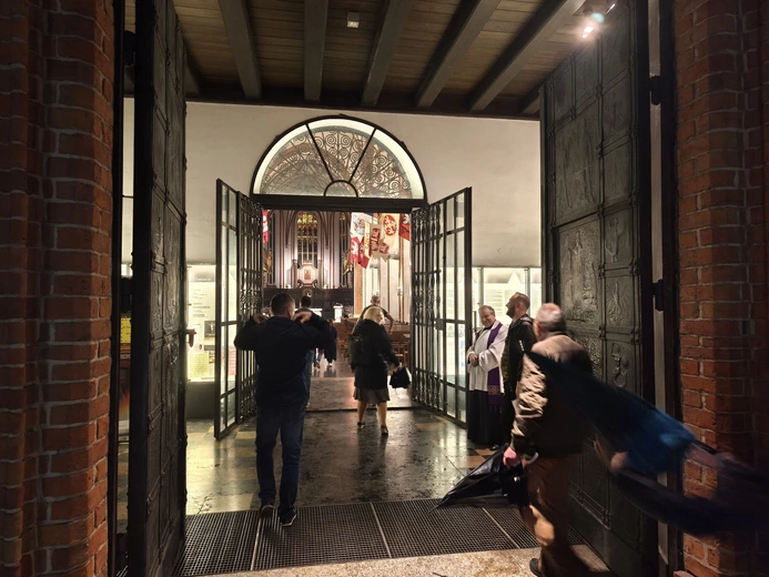 Adoracja krzyża Baryczków w archikatedrze warszawskiej
